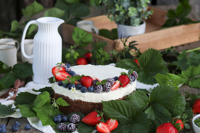 Mohntorte mit Topfen-Oberscreme und Beeren