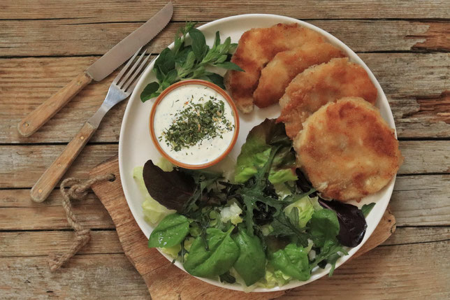 Sellerieschnitzel mit Salat und Dip