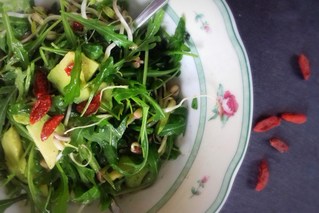 Rucola-Sprossensalat mit Avocado und Gojibeeren