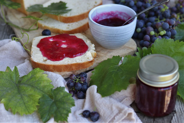 rotes Traubengelee mit Trauben