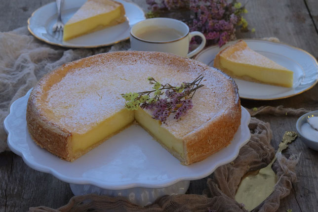 angeschnittener Frischkäsekuchen