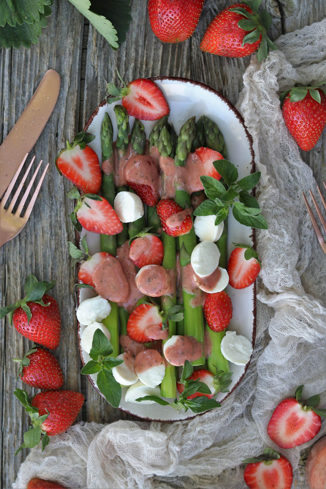 Sommersalat mit Spargel, Erdbeeren und Mozzarella