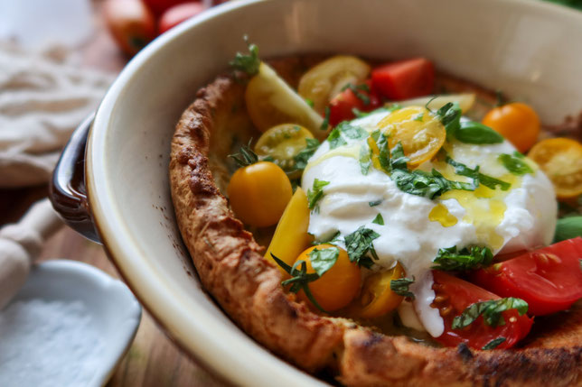 Ofenpfannkuchen mit Burrata und Tomaten