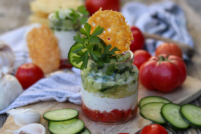 Frischkäsecreme auf Gurken- und Tomatensalsa mit Käsecracker