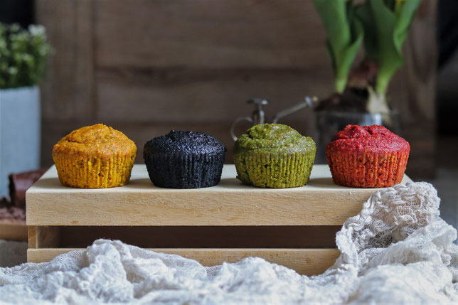 Muffins die mit natürlichen Pulvern eingefärbt wurden