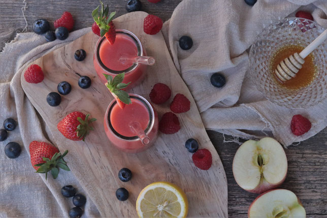 frische Beeren mit Beeren-Grapefrutismoothie