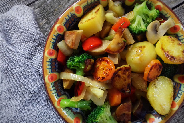 Gemüsepfanne mit veganer Bratwurst