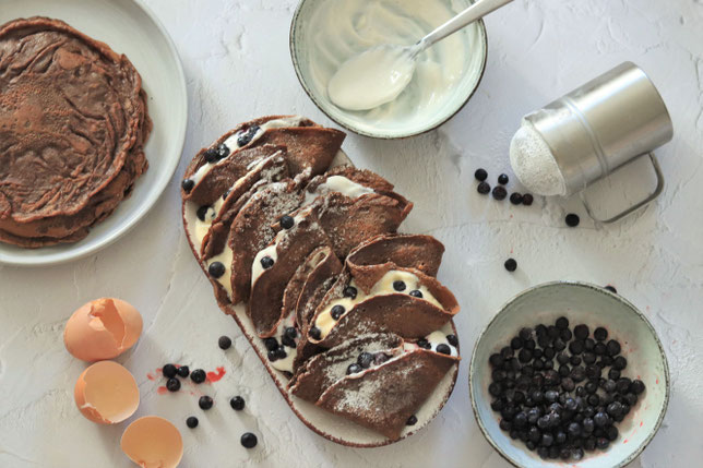 Kakaopalatschinken mit Frischkäsefüllung und Beeren