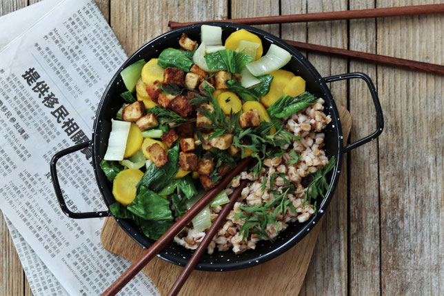 Pak Choi mit Karotten und Tofu auf Dinkelreis