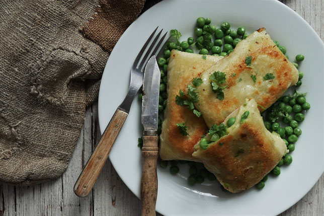 gefüllte Teigtaschen mit Kartoffeln und Erbsen