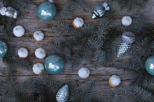 Schaum Nuss Küsse weihnachtlich dekoriert
