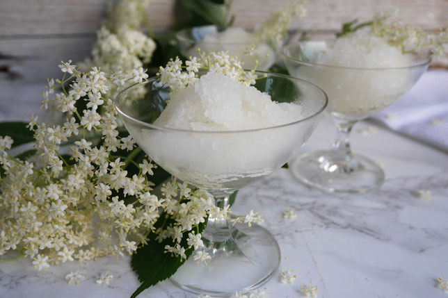 Proseccosorbet mit Holunderblütensirup. Dieses Sorbet mit Holunderblütensirup schmeckt herrlich.
