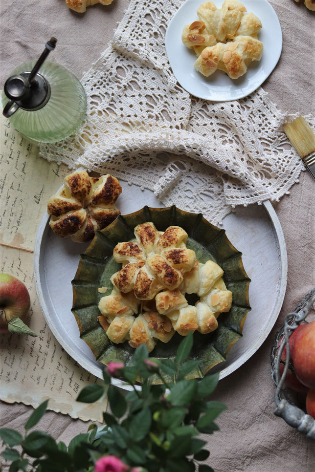 Blätterteigräder mit Apfel