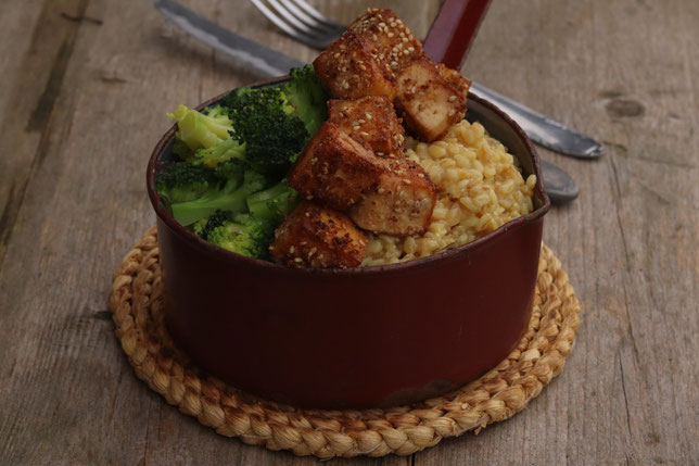 panierter Sesamtofu mit Brokkoli und Dinkelreis