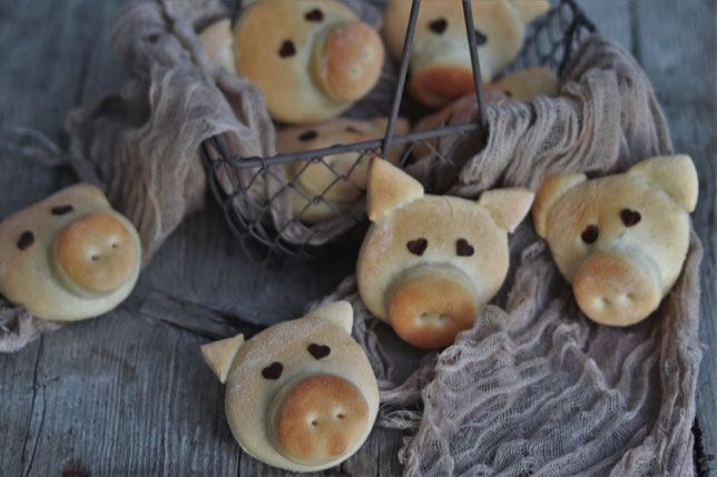 Schweinchen aus Germteig