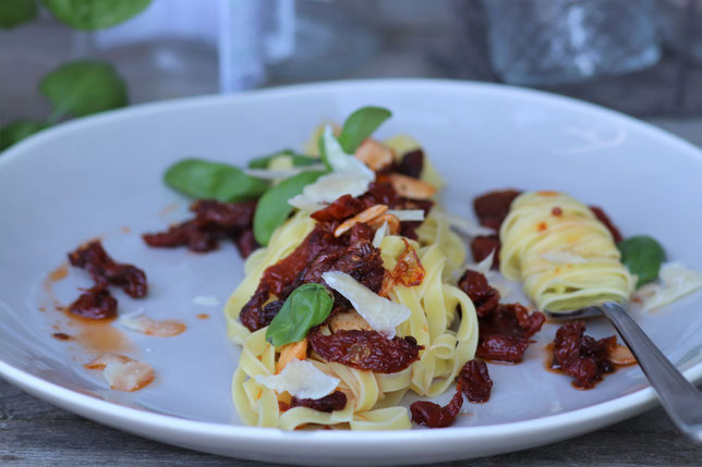 Nudeln mit Tomaten und Knoblauch