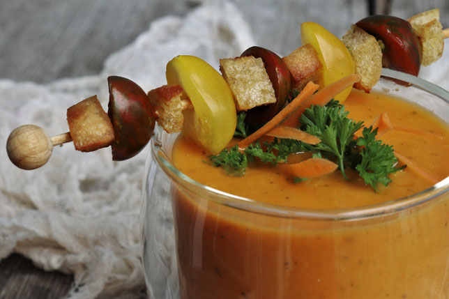 Gemüsesuppe mit Karotten, Tomaten und Zucchini