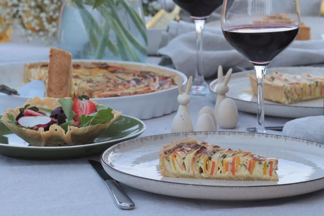 Regenbogenquiche mit Salat aus der Parmesanschale