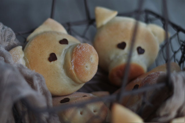 Glücksschweinchen aus Germteig