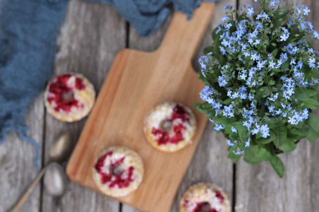 Beeren-Buttermilch-Kuechlein mit Vergissmeinnichtstrauss