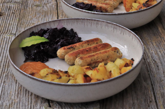 vegetarisches Würstel mit Erdäpfelgröstel, Rotkraut und Marillenketchup