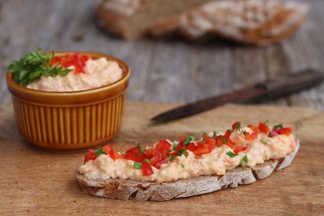 Karottenaufstrich mit Brot