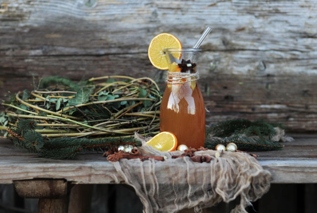 weißer Glühwein auf einem Tisch