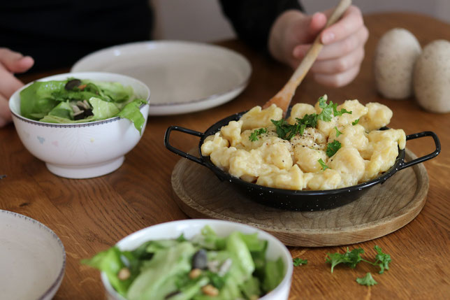 Eiernockerl und Salat mit Senf-Honigdressing
