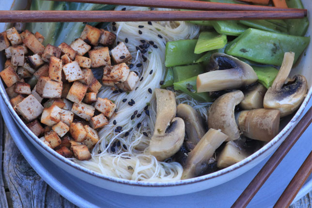Glasnudeln und Tofu