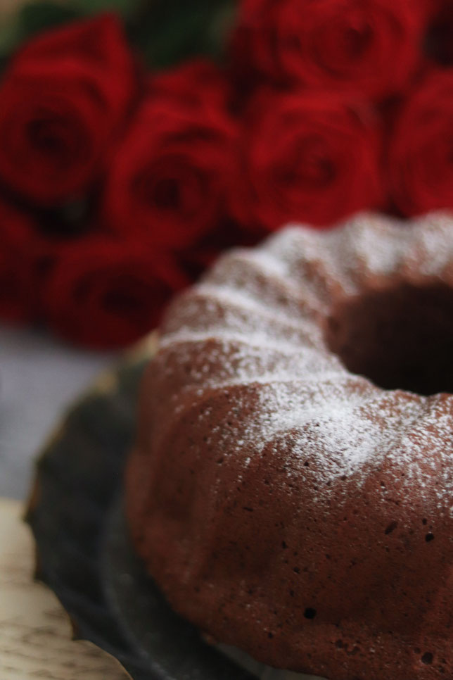 Kaffeekuchen und Rosen