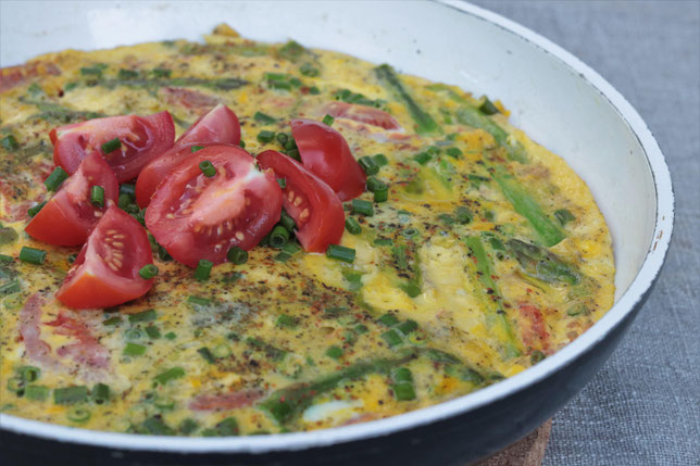 Frittata mit grünem Spargel und Tomaten