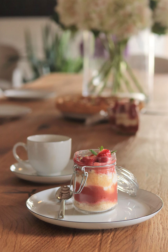 Rhabarbertiramisu im Glas auf einen Tisch