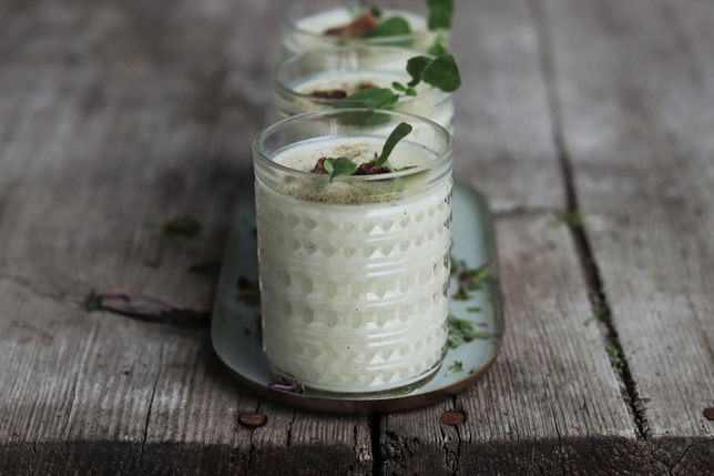 Kohlrabisuppe in Gläsern