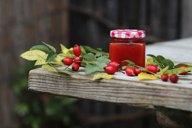 Hagebuttenmarmelade mit Hagebutten