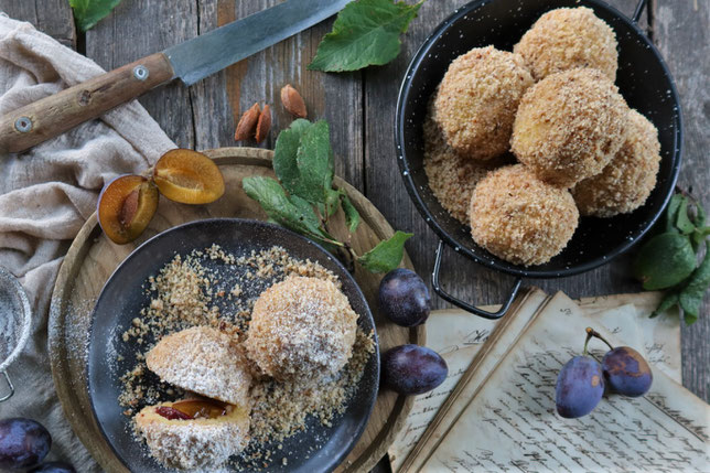 Zwetschkenknödel aus Brandteig mi Nussbrösel