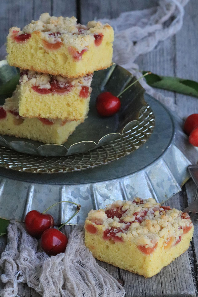 Kirschkuchen mit Streusel und Kirschen