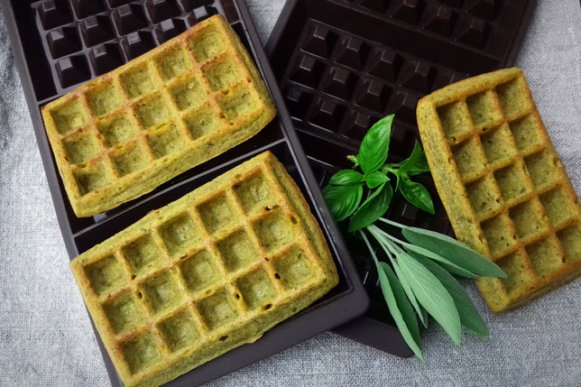 Kräuter-Pestowaffeln mit Parmesan