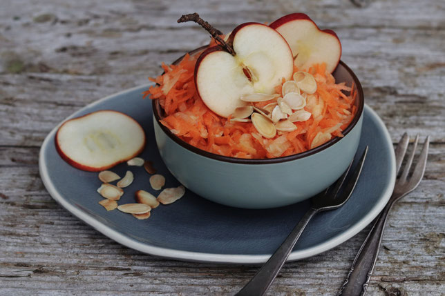 Karotten-Apfel-Salat in einer Schale
