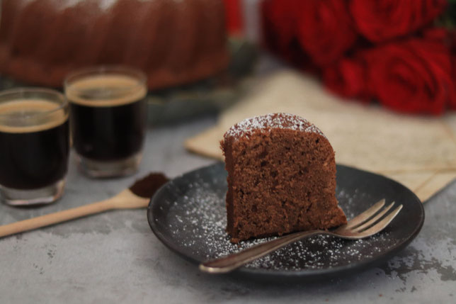 Stück Kaffeekuchen mit Espressi