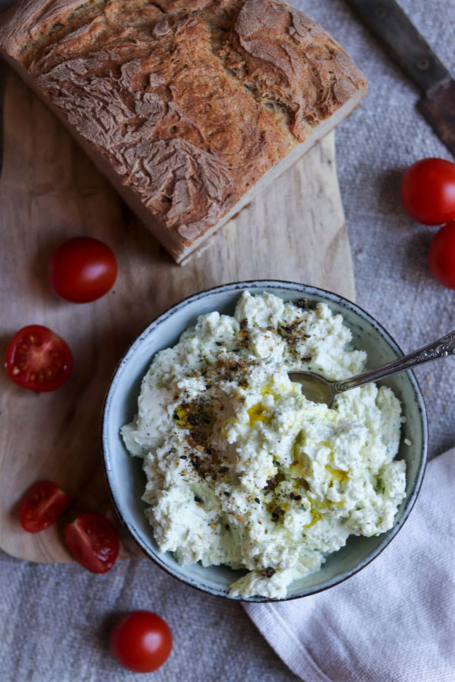 Fetaaufstrich und Brot
