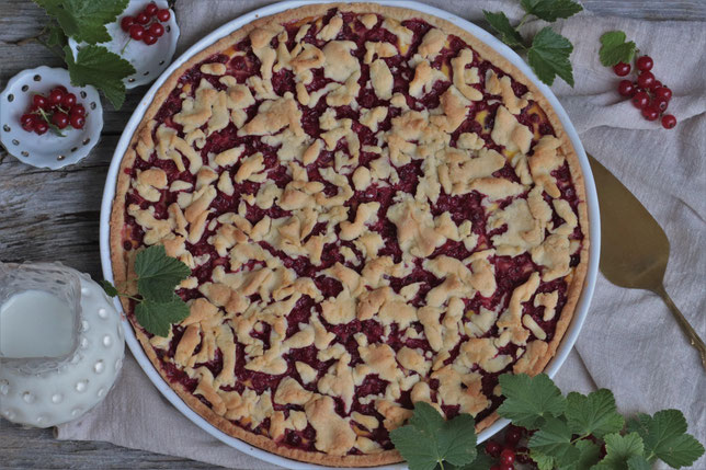 Roter Johannisbeerkuchen mit Quark und Mürbteig
