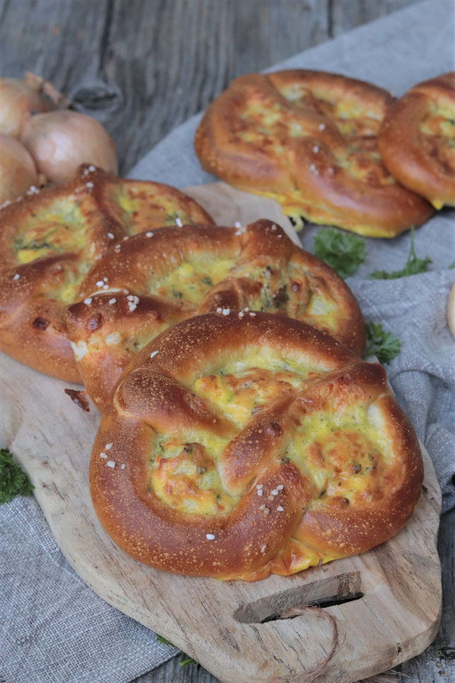 vegetarisch gefüllte Brezen