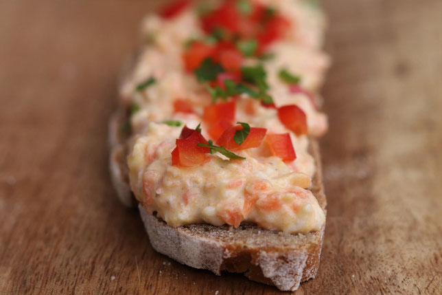 Brot mit Karottenaufstrich