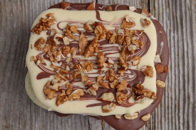 selbstgestaltete Schokolade mit Nüssen