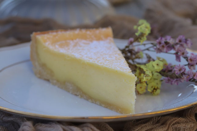 ein Stück Frischkäsekuchen am Teller