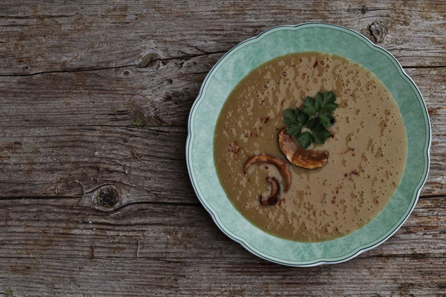 cremige Steinpilzsuppe auf einem Telle