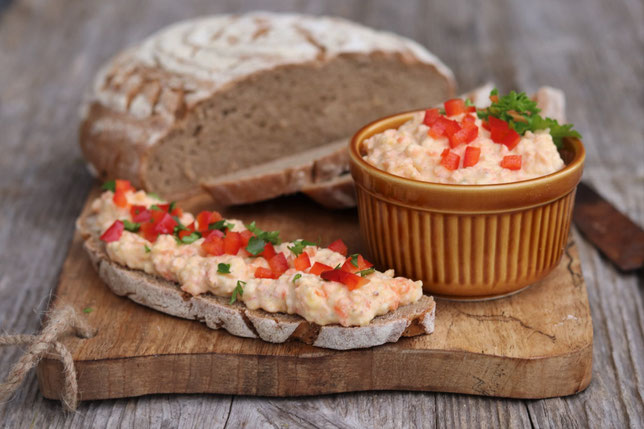 Karottenaufstrich und Brot