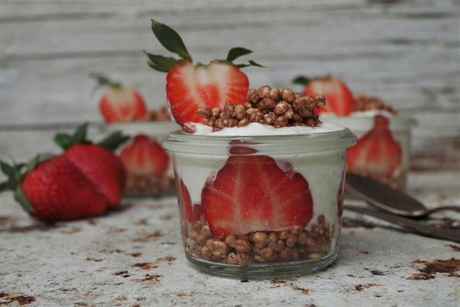 Erdbeerdessert mit Hirsepops