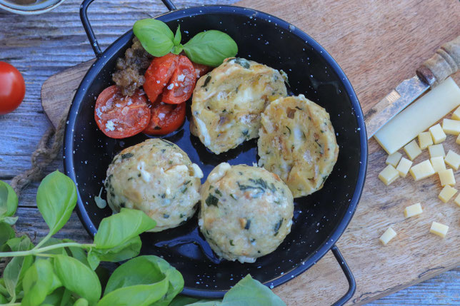 Käseknödel in einer Pfanne