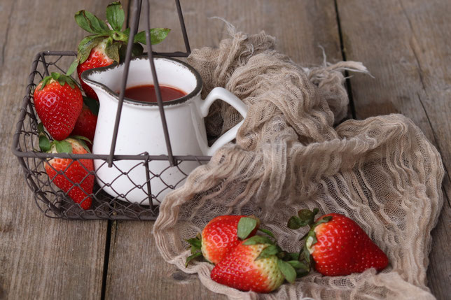 Erdbeeren und Erdbeersauce in einer Kanne